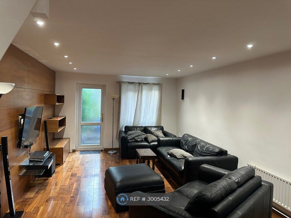 Property photo 1 of 13 Living Room