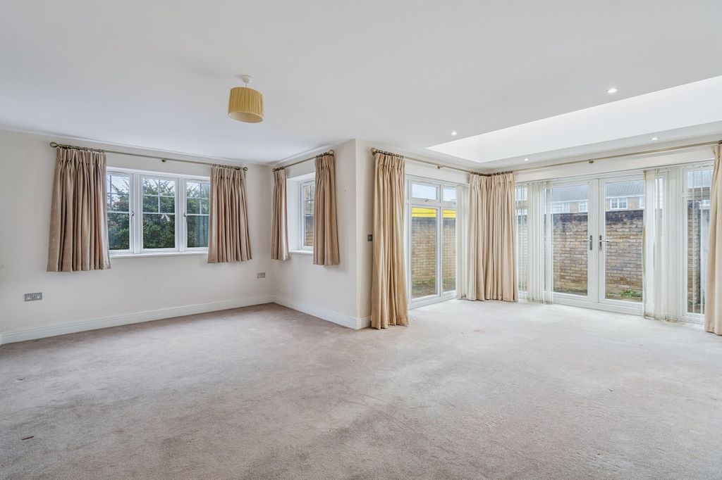 Property photo 2 of 27