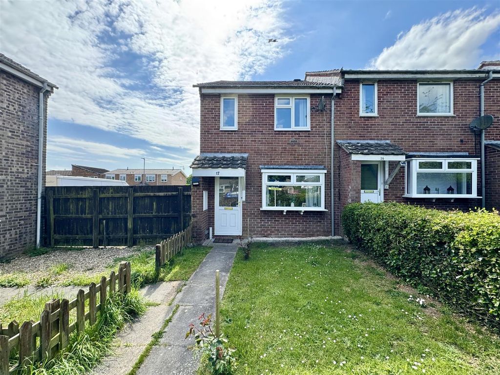 Property photo 1 of 17 Laburnam Way