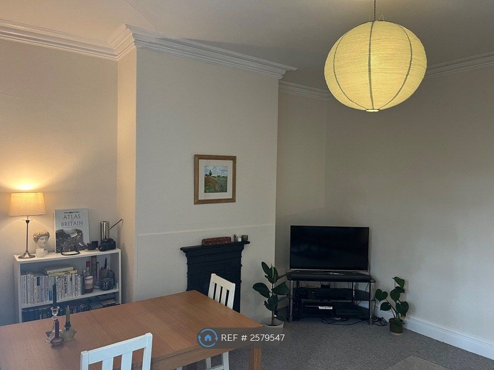Property photo 3 of 17 Lounge