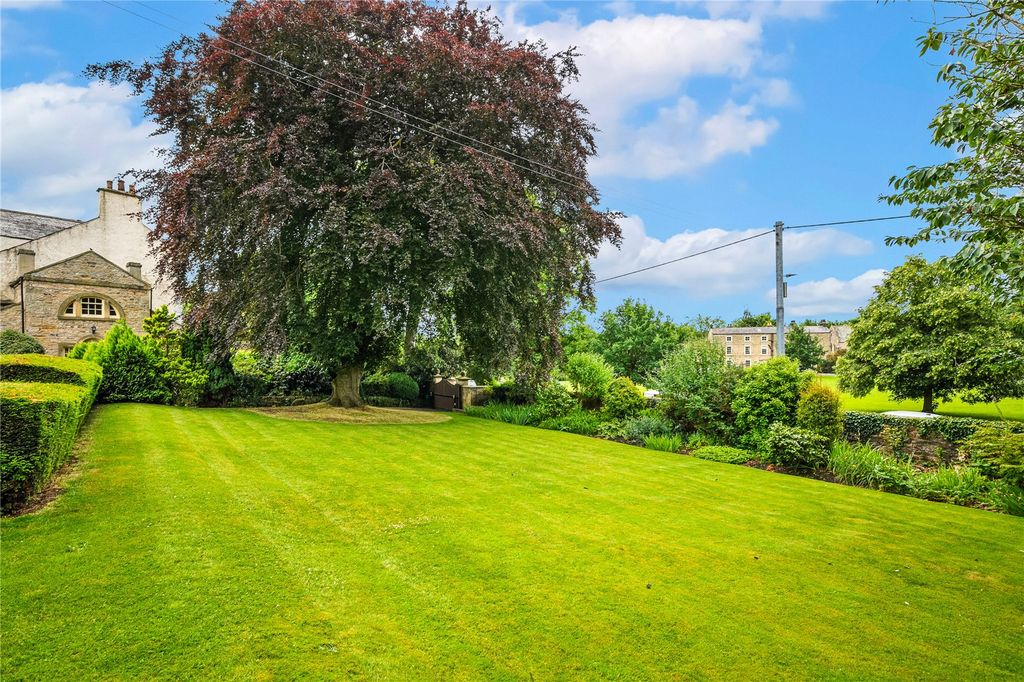 Property photo 3 of 32 Gardens