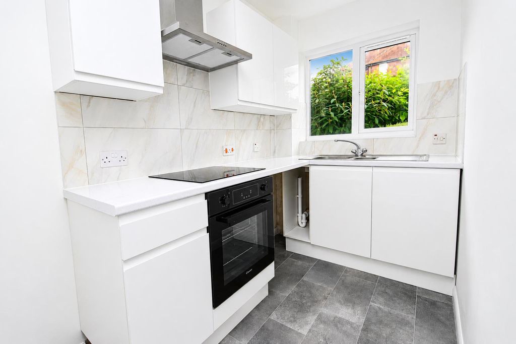 Property photo 2 of 10 Modern Fitted Kitchen