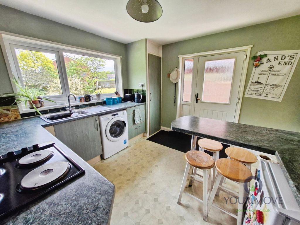 Property photo 3 of 17 Kitchen