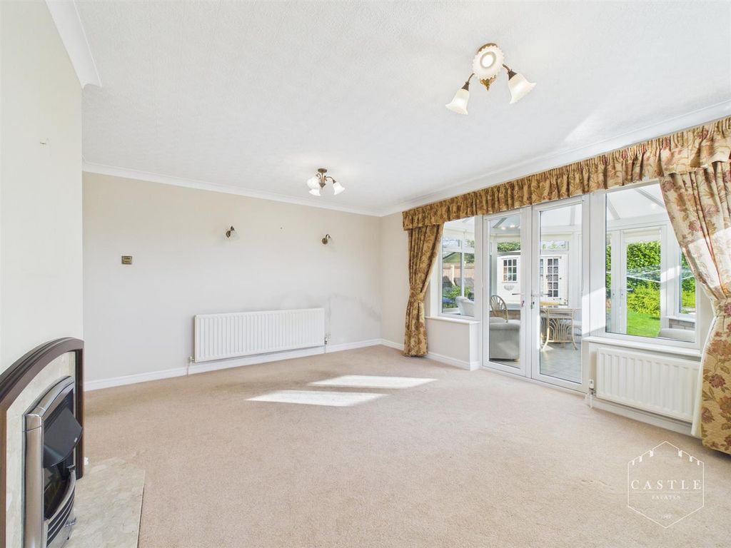 Property photo 3 of 17 Lounge