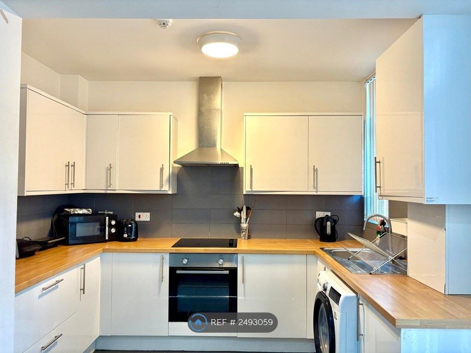 Property photo 3 of 12 Kitchen