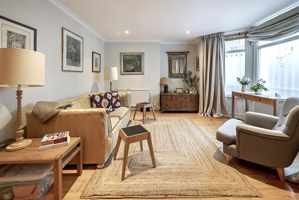Property photo 2 of 9 Hazlitt Road