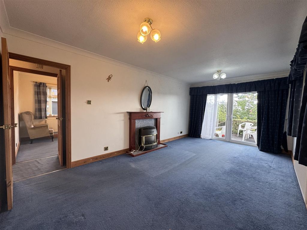 Property photo 3 of 14 Lounge