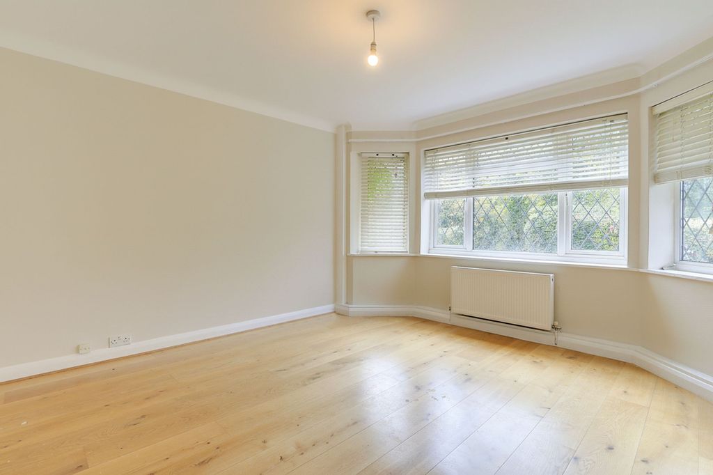 Property photo 2 of 19 Lounge