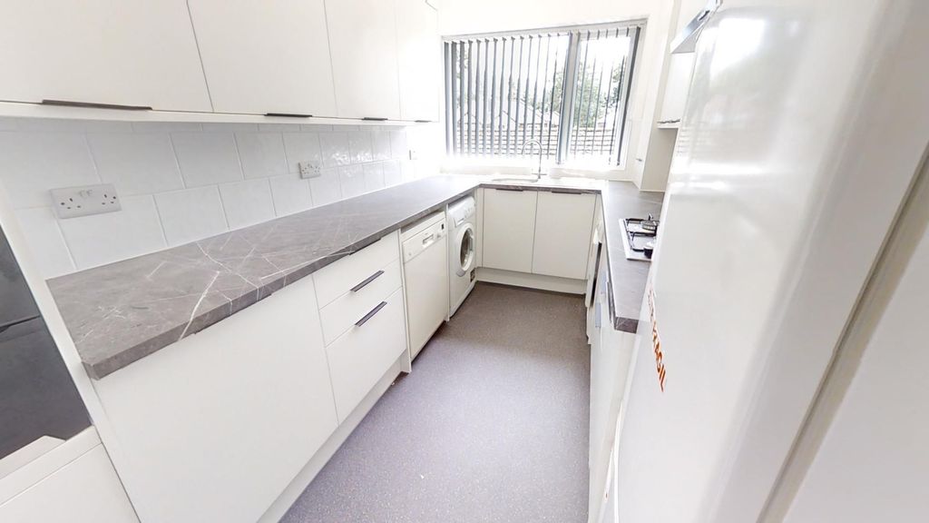 Property photo 3 of 11 Kitchen