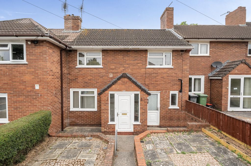 Property photo 1 of 11 1 Hillyfield Road