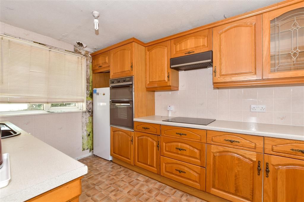 Property photo 3 of 8 Kitchen