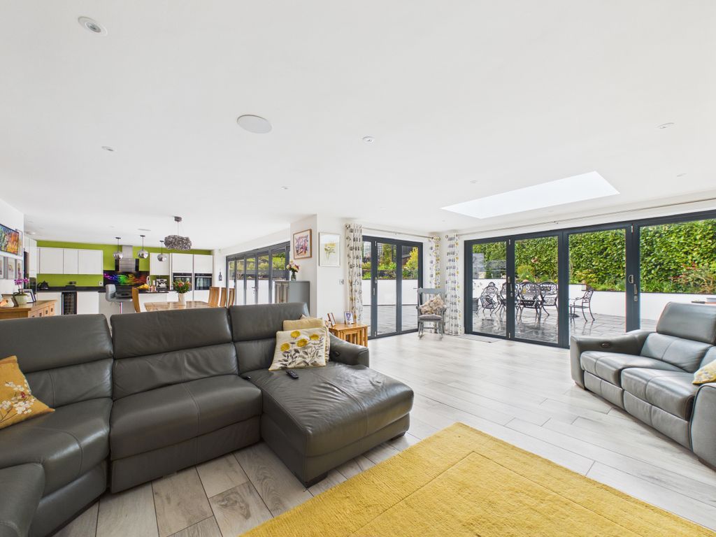 Property photo 3 of 38 Cam01984G0-Pr0581-Still029