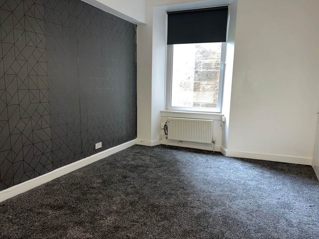 Property photo 2 of 6 Living 01