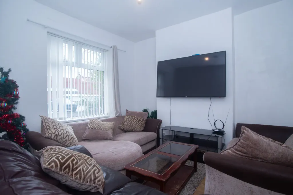 Property photo 2 of 19 Lounge 