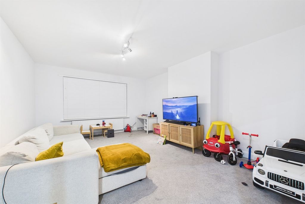 Property photo 1 of 17 Living Room