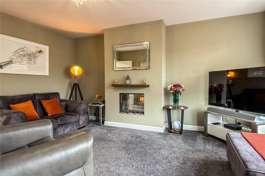 Property photo 2 of 18 Lounge