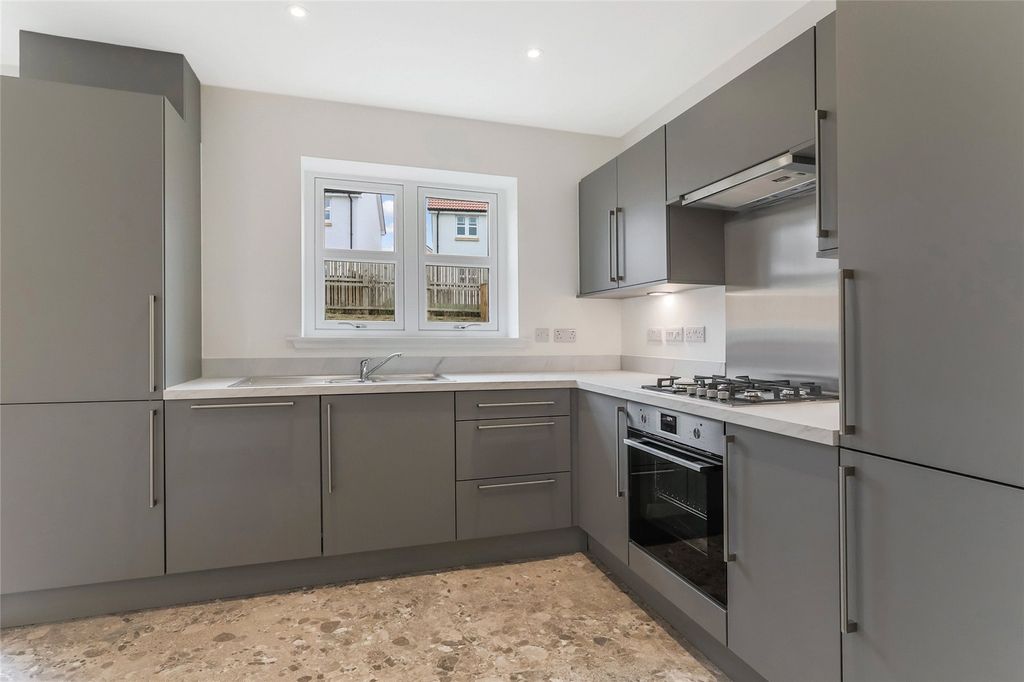 Property photo 3 of 11 Kitchen