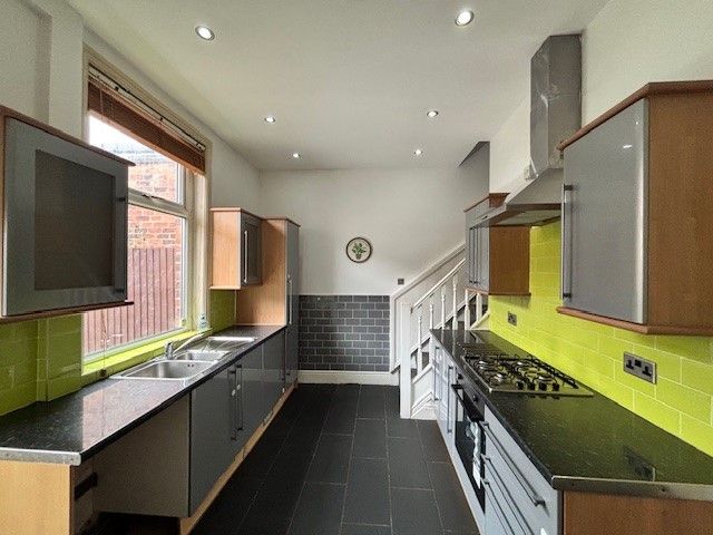 Property photo 3 of 8 Kitchen 1