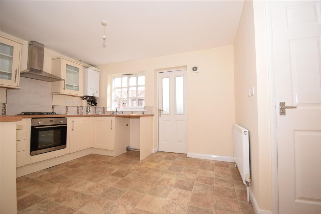 Property photo 3 of 8 Kitchen