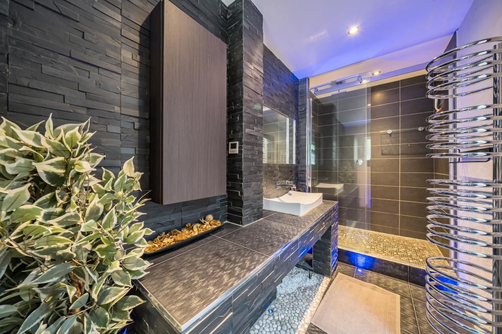 Property photo 2 of 33 Bathroom