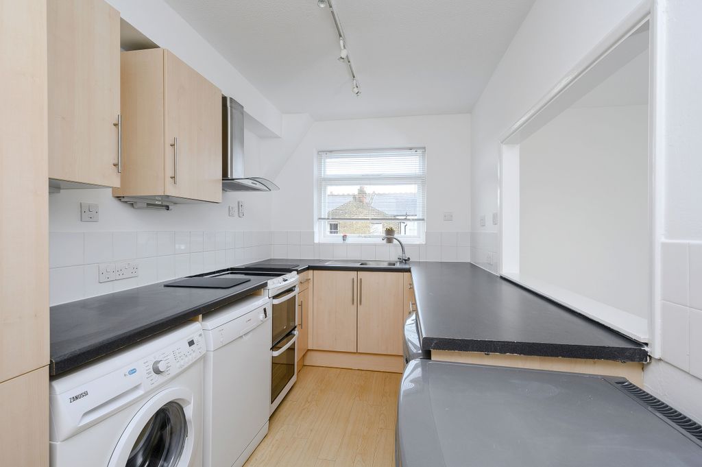 Property photo 2 of 10 3. Burvill Court - 7