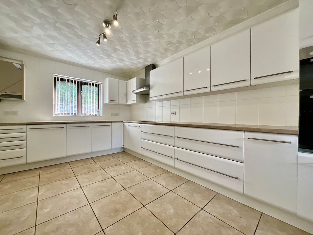 Property photo 2 of 27
