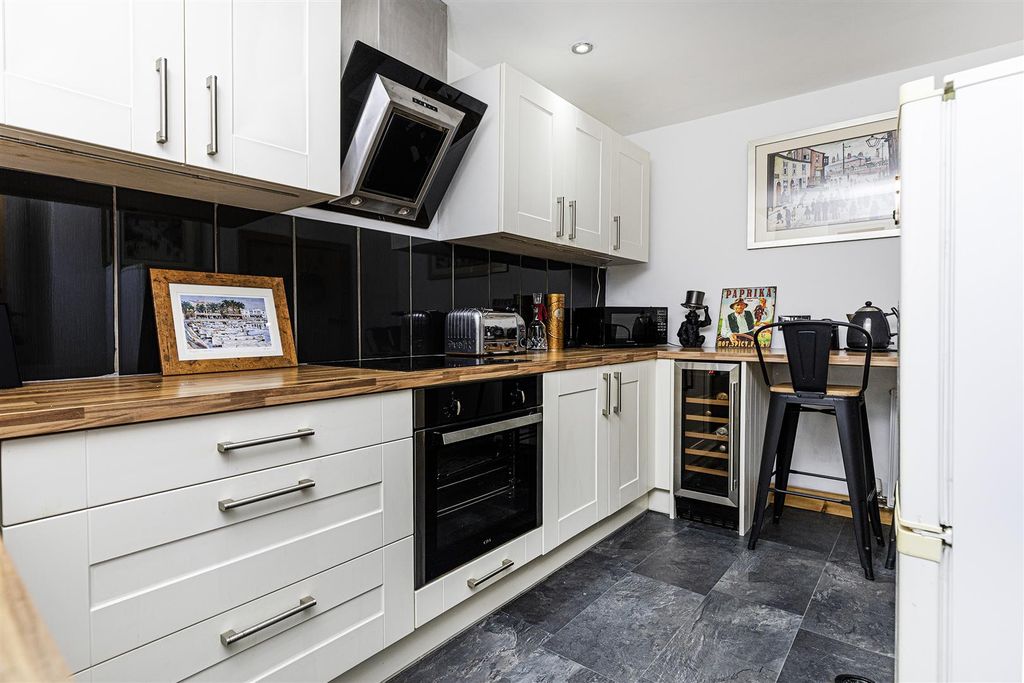 Property photo 3 of 35 Breakfast Kitchen