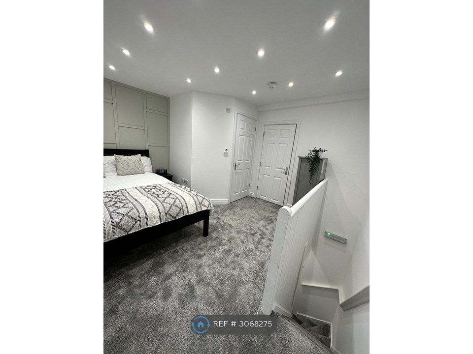 Property photo 1 of 6 Room 5