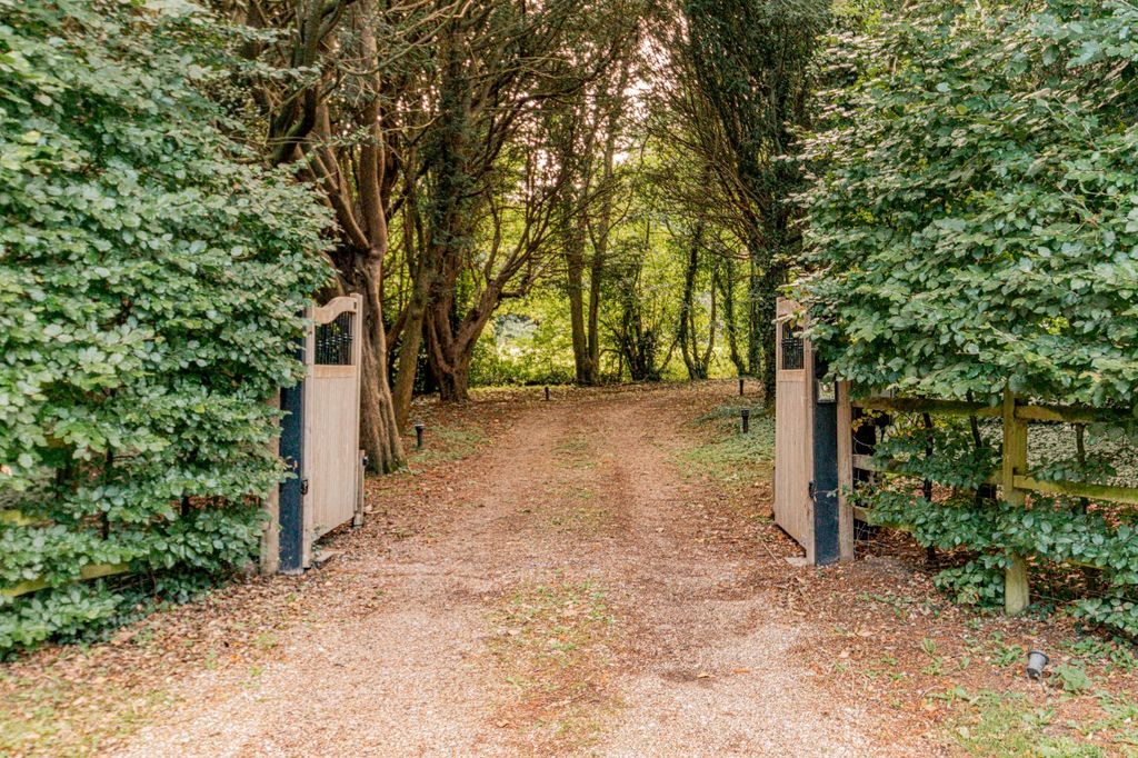 Property photo 2 of 27 Driveway