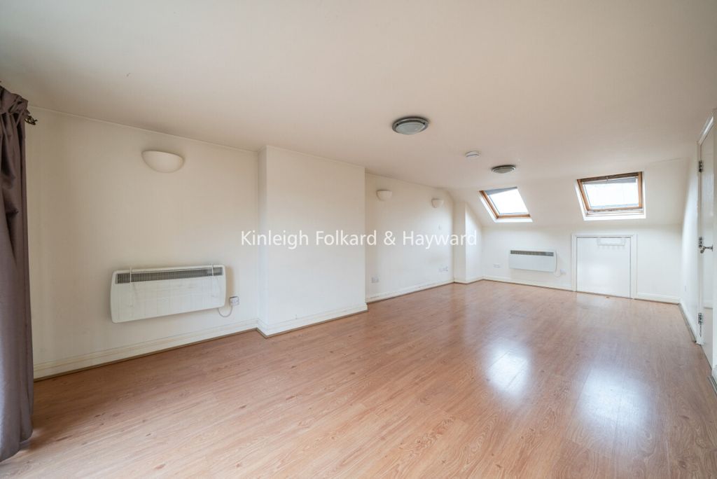 Property photo 3 of 6 c731610d-2A3d-49Bf-A
