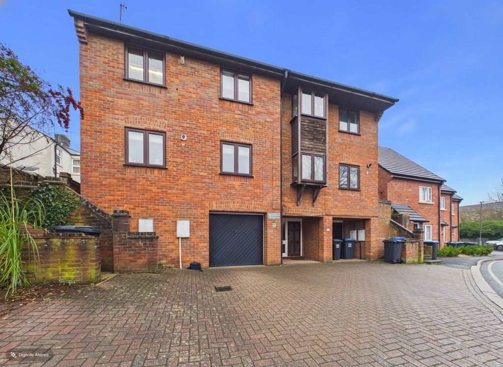 Property photo 1 of 11 1018400