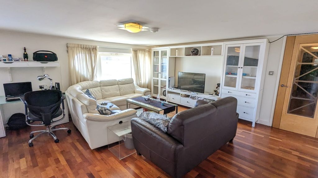 Property photo 2 of 8