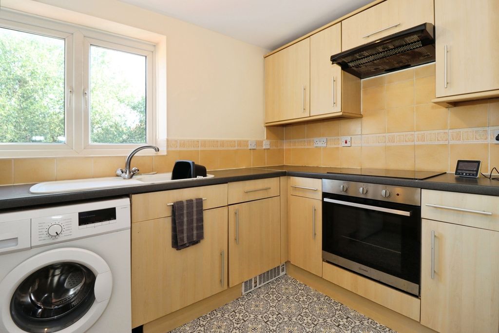 Property photo 3 of 19 Kitchen