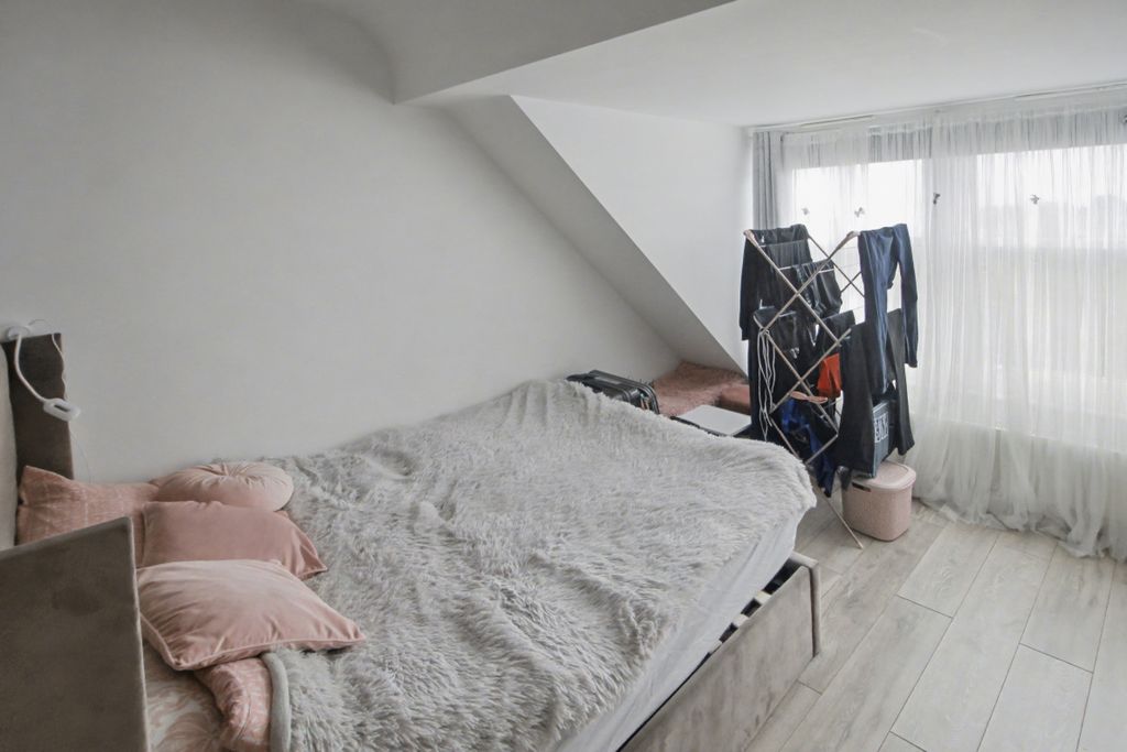 Property photo 3 of 21 Flat 8, 77 - 78 Royal Parade, Eastbourne, Bn22 7Af