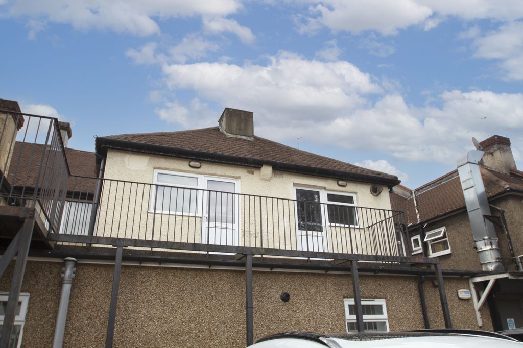 Property photo 1 of 9 2 Bed Flat To Rent Sparrows Lane, Eltham Se9