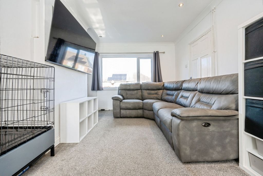 Property photo 3 of 26 Lounge