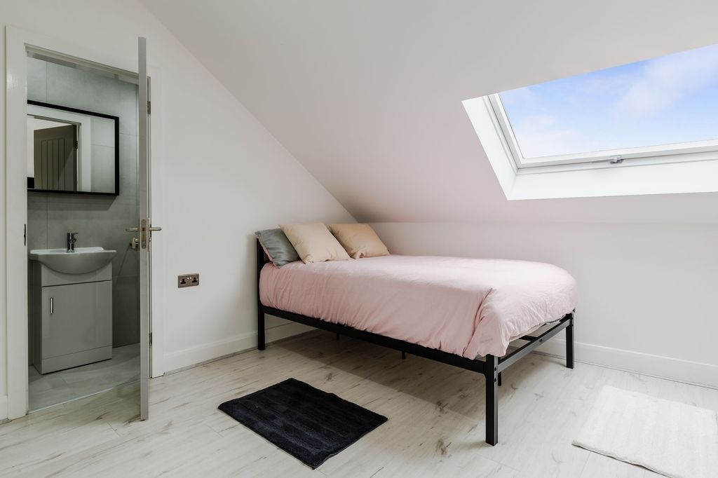 Property photo 3 of 6 Bright And Cozy Single Bedroom With Soft Pink Bedd...