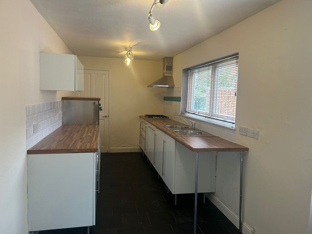 Property photo 3 of 8 Kitchen