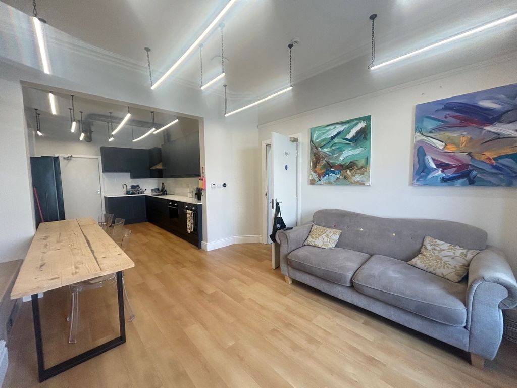 Property photo 3 of 7 Balcony