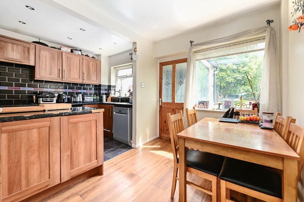 Property photo 3 of 8 37 Ryecroft Gardens (3)