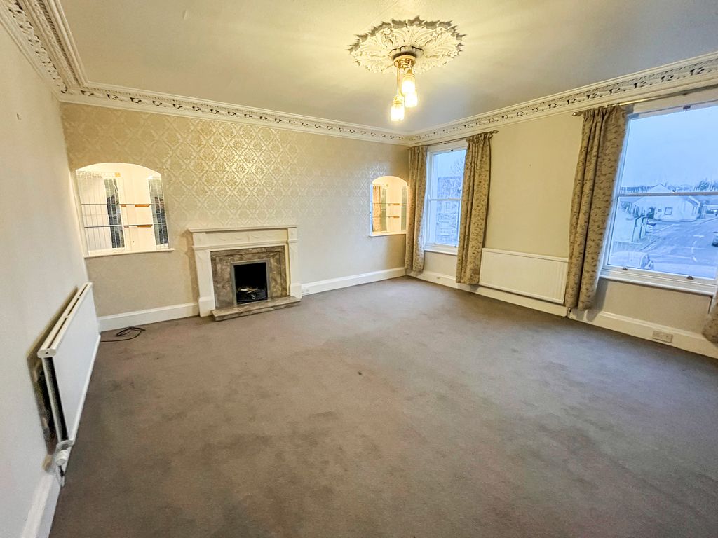 Property photo 2 of 11 Lounge 
