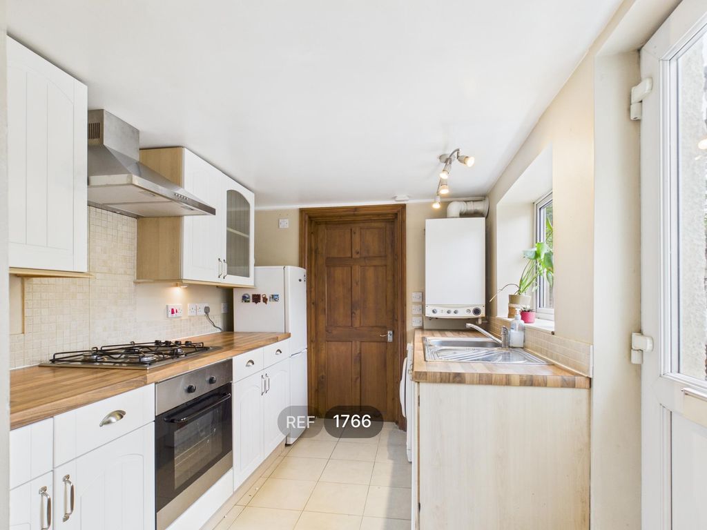 Property photo 2 of 8 Kitchen