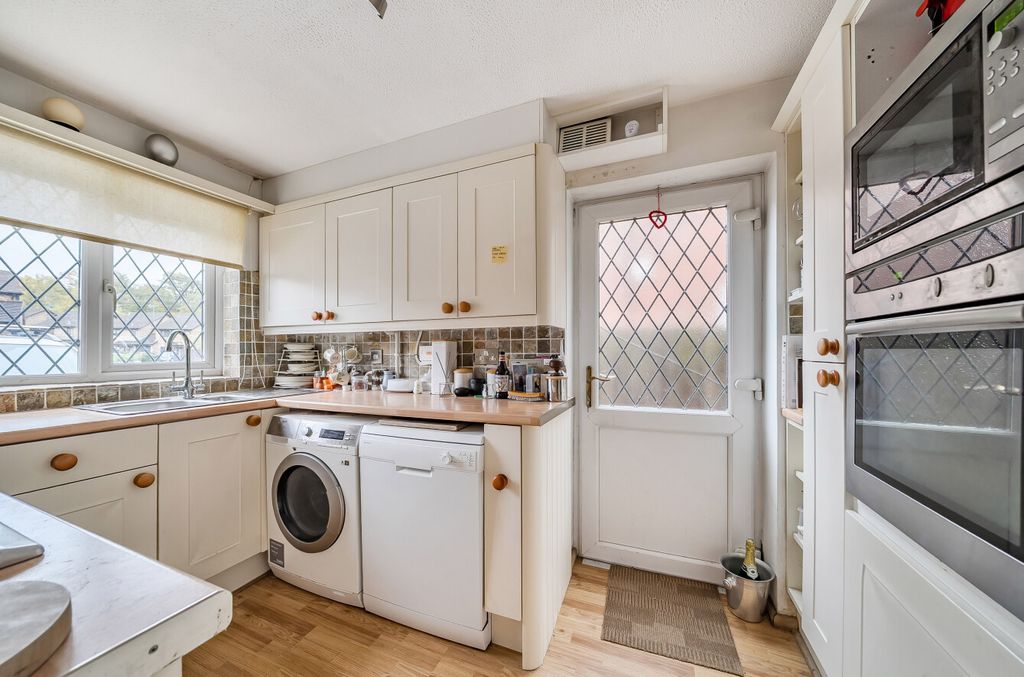 Property photo 3 of 17 1372907-8-69023A6...