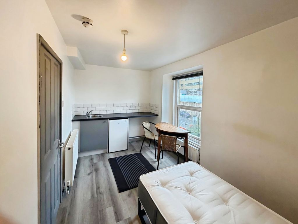 Property photo 3 of 7 3F4Ec1c3-Room 20Photo 202