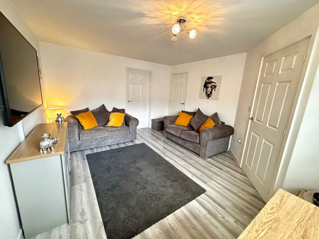 Property photo 3 of 17 Lounge