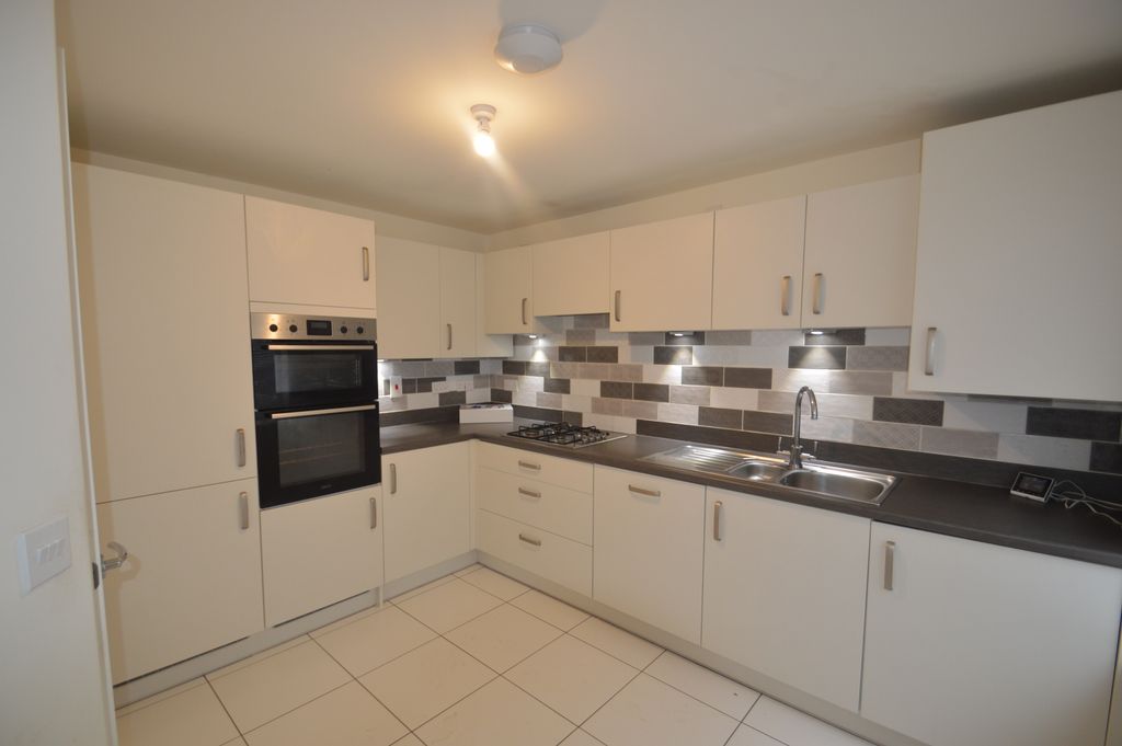 Property photo 3 of 9 Fitted Kitchen