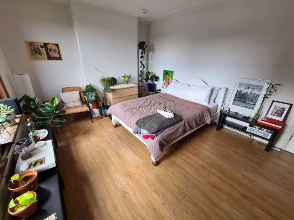 Property photo 2 of 13 Bright And Spacious Master Bedroom Featuring A Dou...