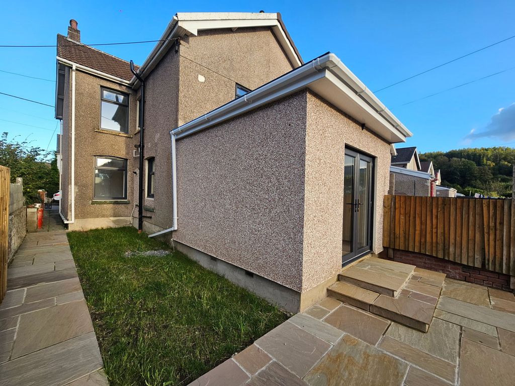 Property photo 2 of 25