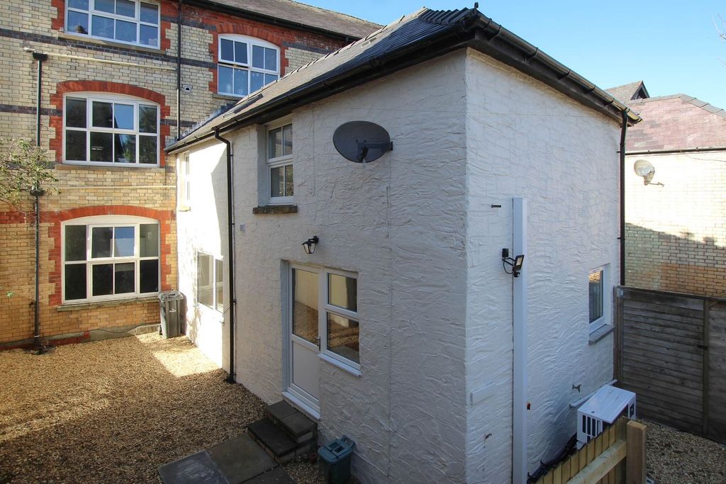 Property photo 2 of 21