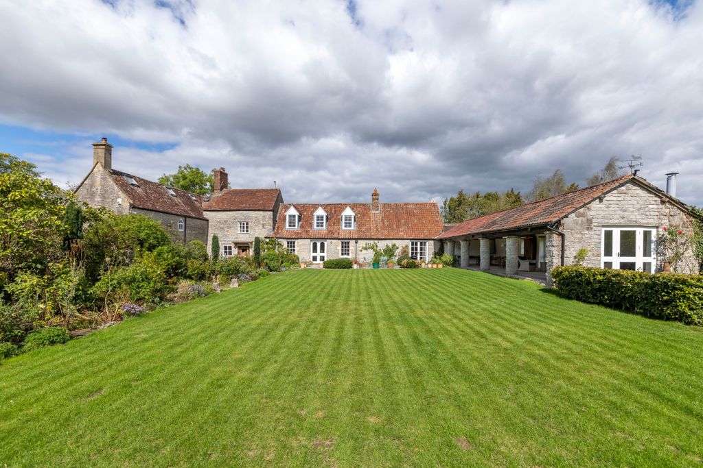 Property photo 2 of 16 Middle Farm